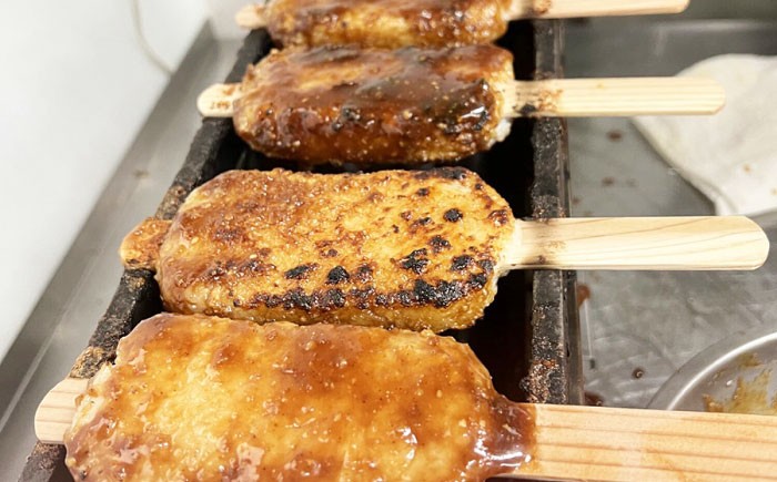 職人が手作業で炊き立てのご飯をつぶす、五平餅の製造風景。国産米100%のこだわり。