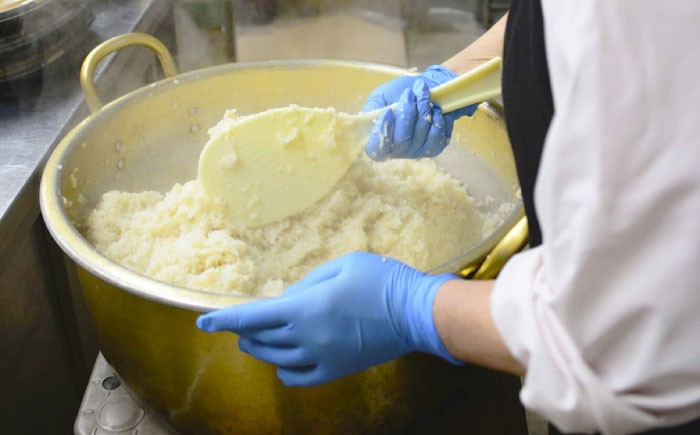 岐阜県白川町の紹介。美しいお茶畑の風景と、岐阜県内での白川町の位置を示す地図。