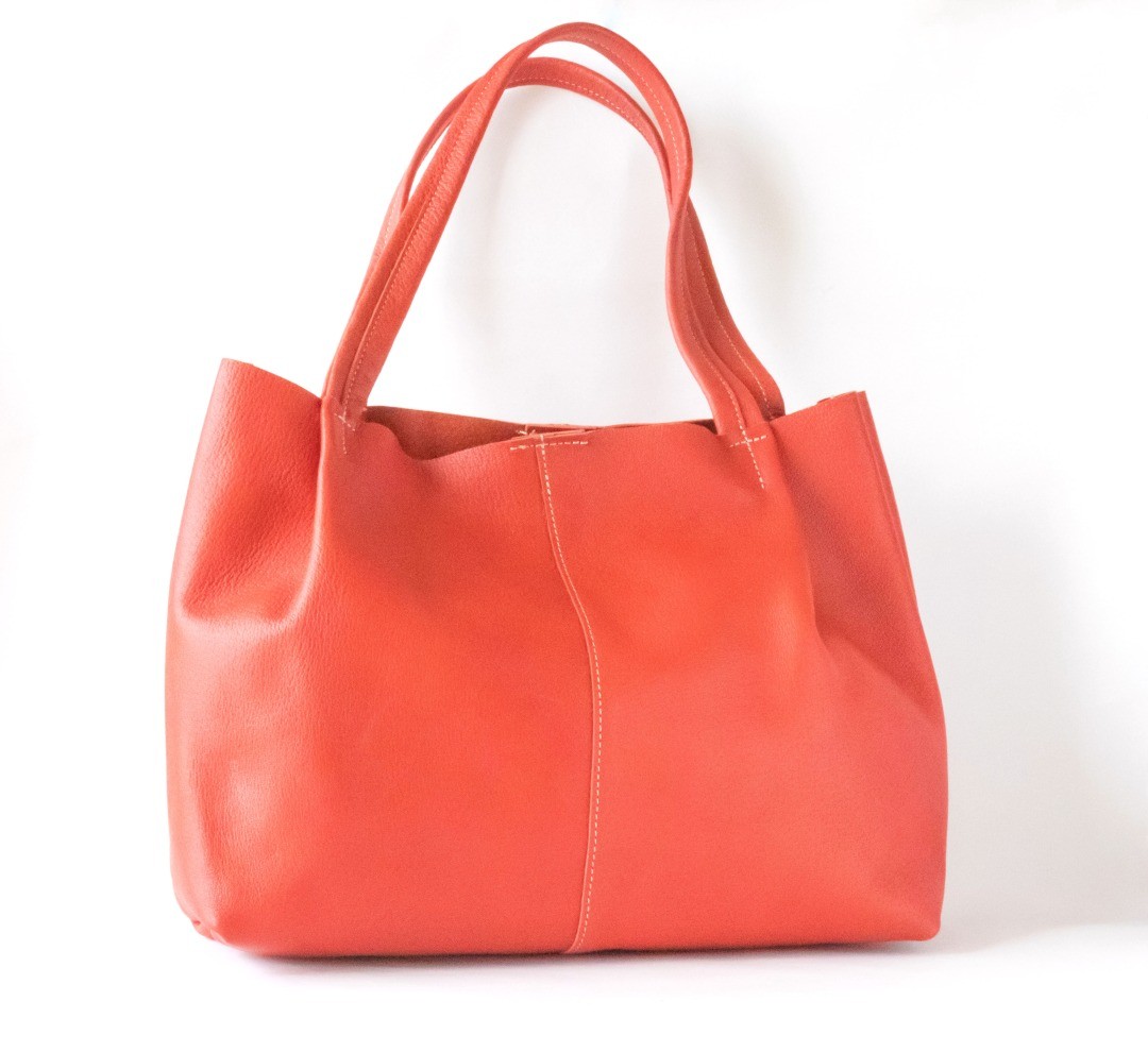 レッド　※お使いのモニター設定、お部屋の照明等により実際の商品と色味が異なる場合がございます。