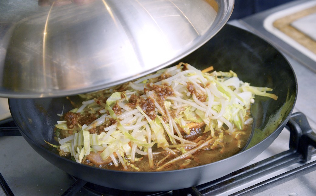 蓋をすると、 材料に柔らかく熱を伝えることができます。 そのため炒め煮や蒸し煮などにも最適です。