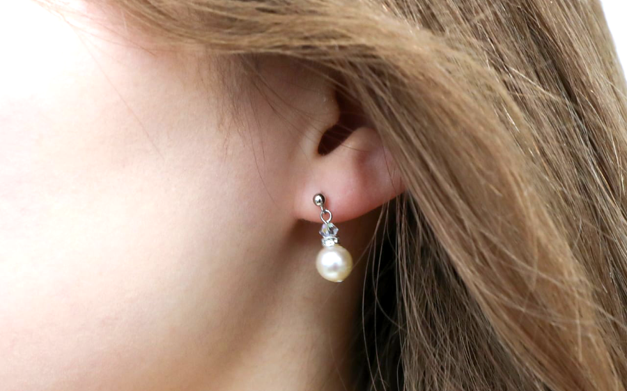 真珠ピアス パールとワロフスキーが輝く