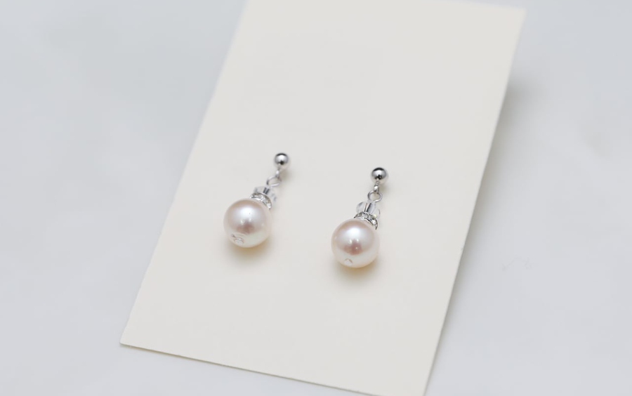 真珠ピアス パールとワロフスキーが輝く
