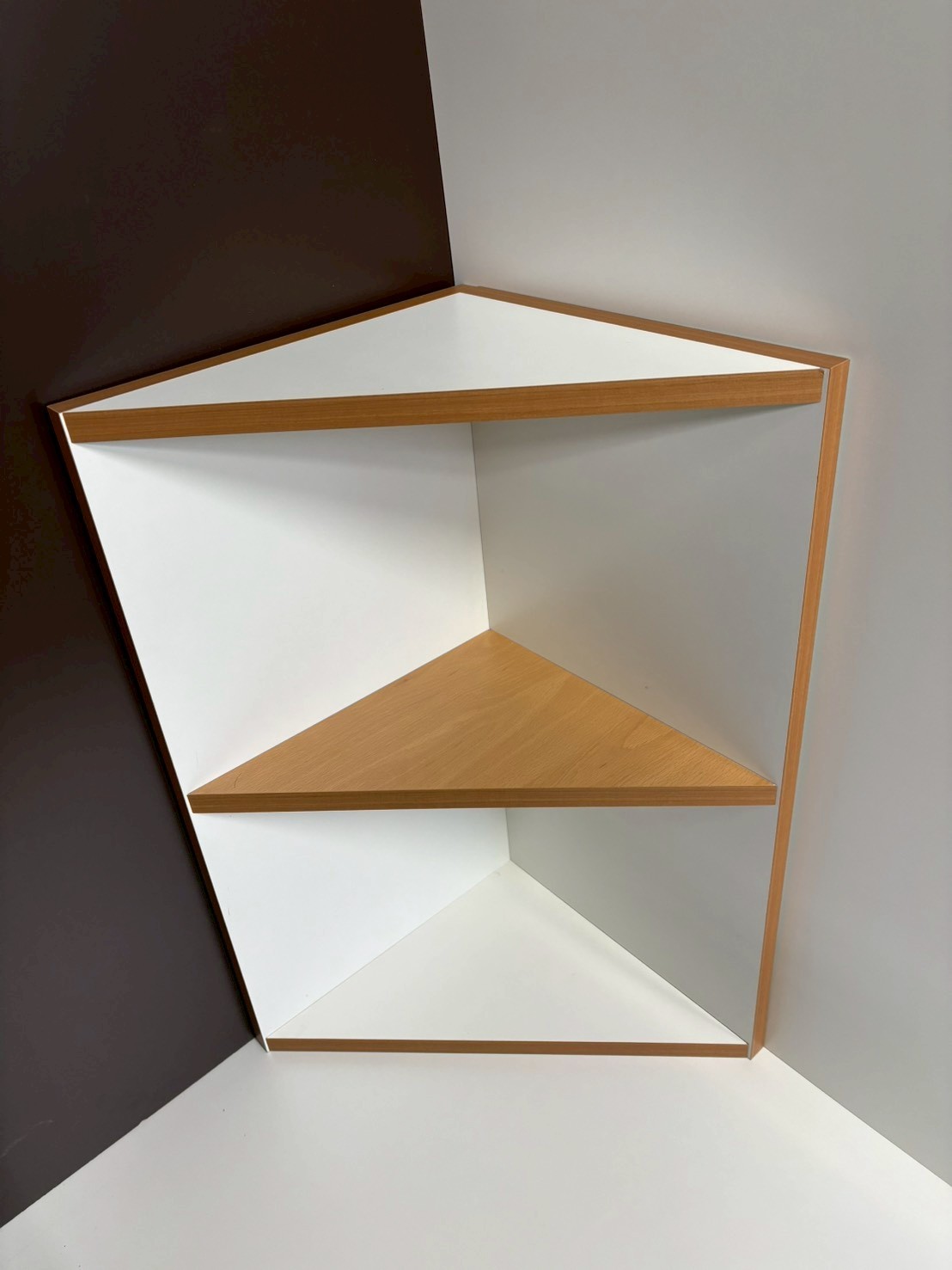 お部屋のすみにすっぽり収まるラックです。