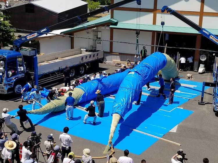 出雲大社神楽殿の大しめ縄を撚り合わせる様子。ほとんどすべて人力です