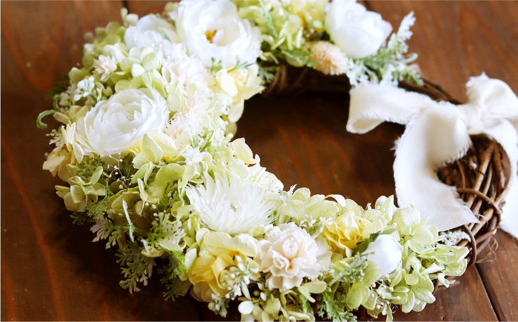 バラと紫陽花のハーフムーンリース