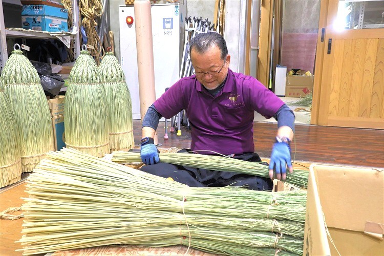 館内で製作作業をするしめ縄職人