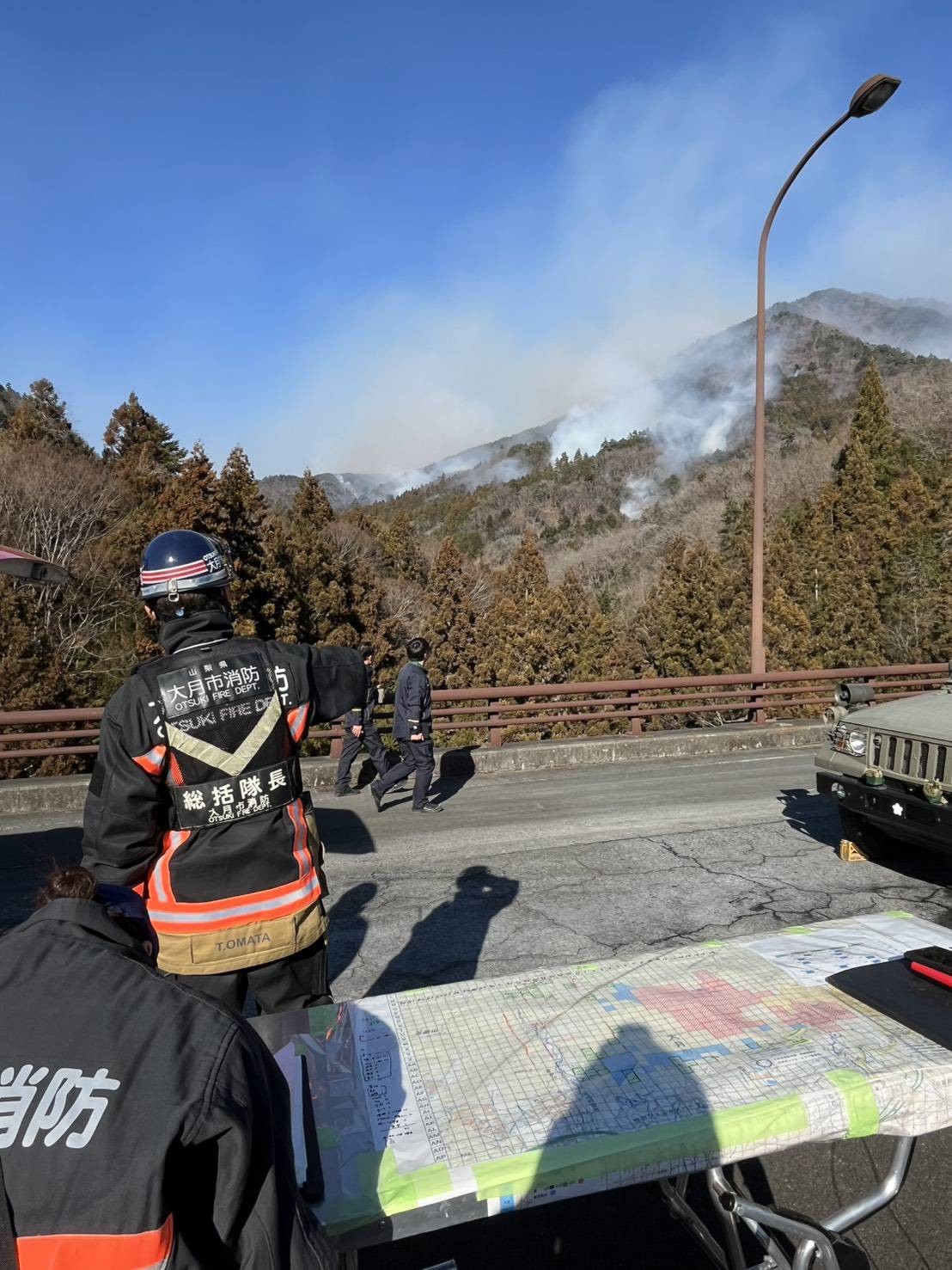 山の中は地形も複雑なため、地図を作成しながら消火活動を進めています