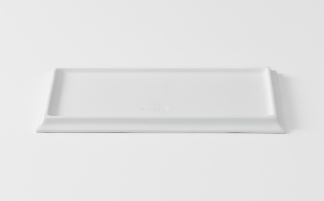 硯石長角プレート（白）を使用した参考画像です。裏面の形状は硯石長角プレート（黒）も同じ形状です。