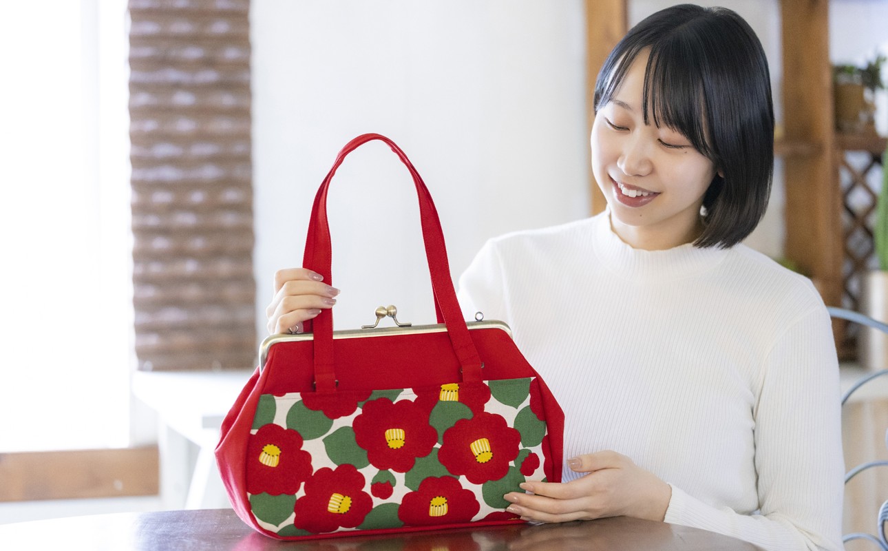 赤椿の柄のハンドメイドがま口バッグ 手作り布製トート
