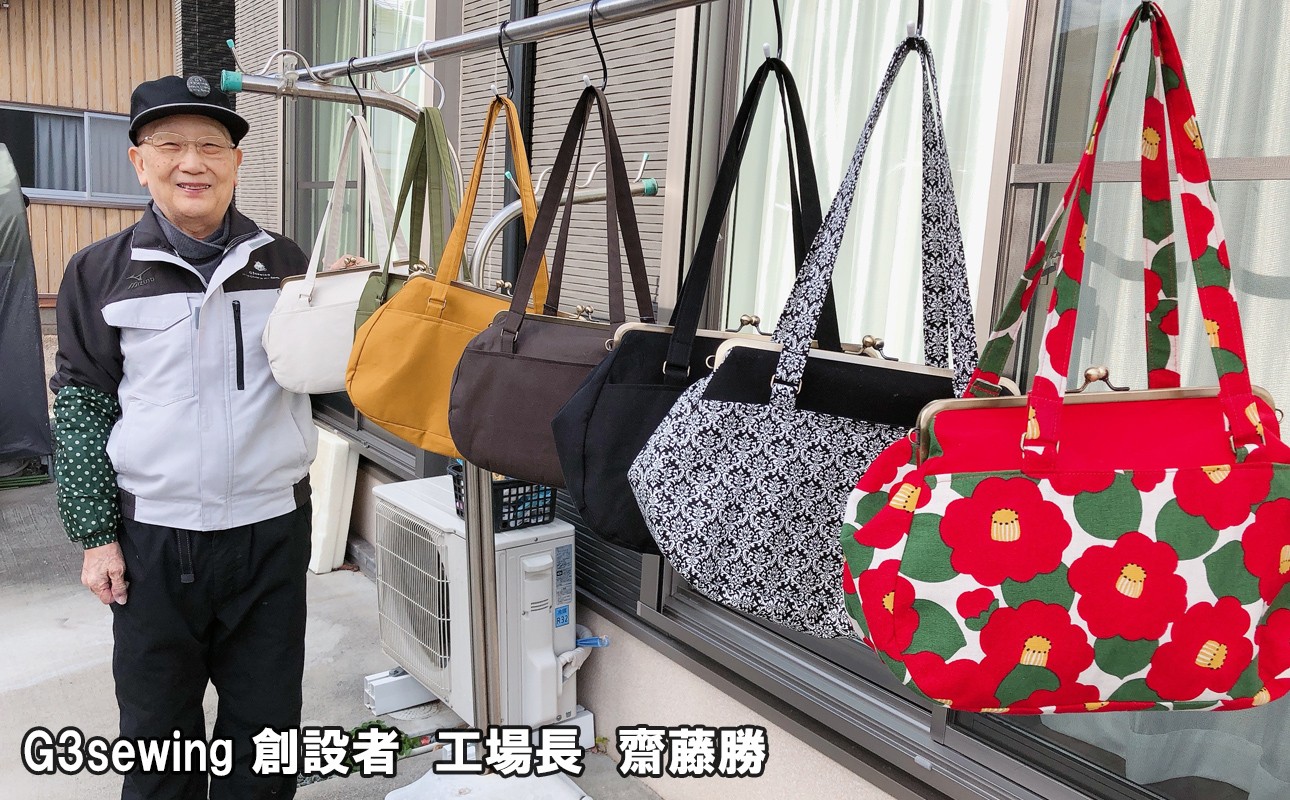 G3sewing創設者が手作りがま口バッグを展示する様子