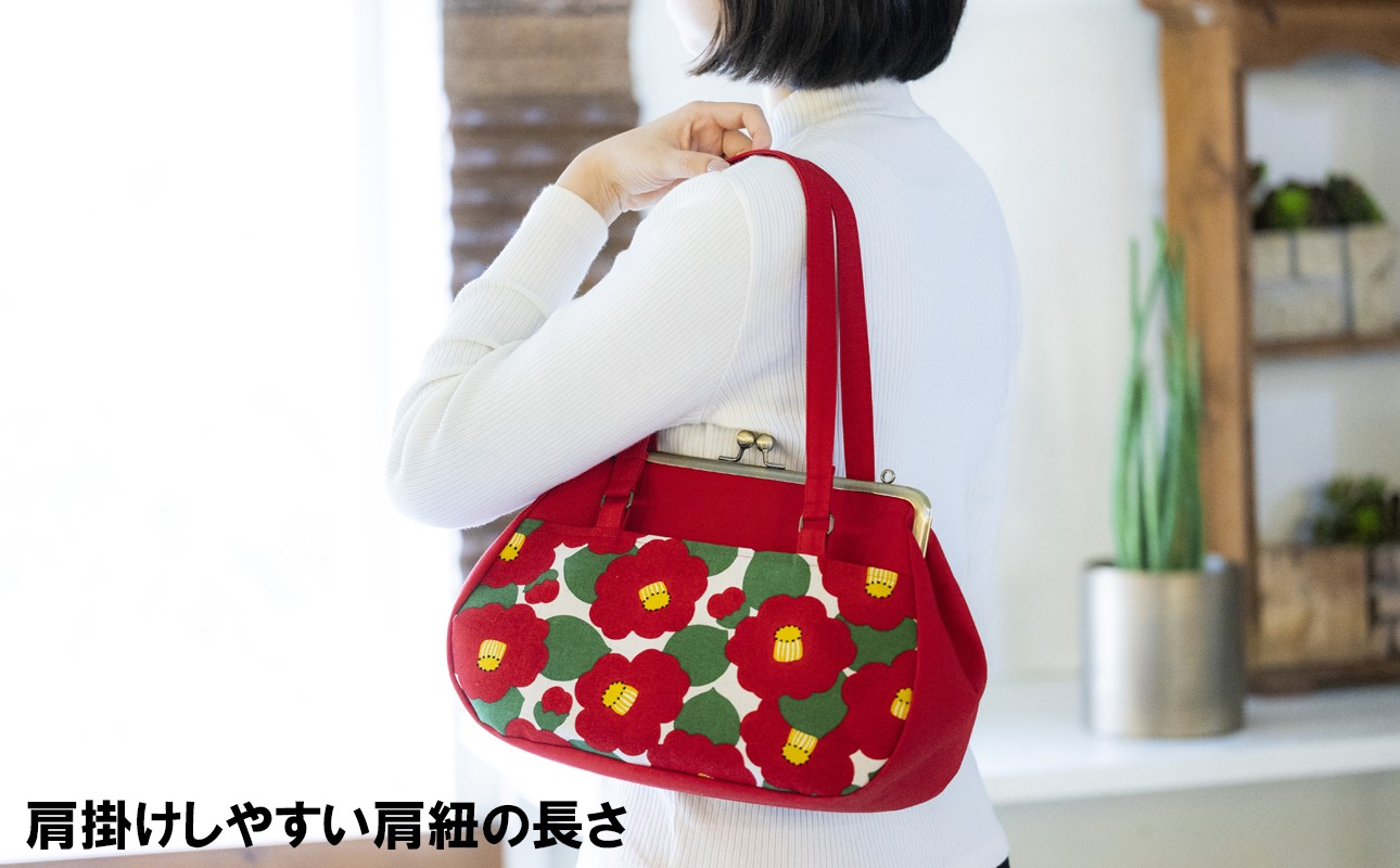手作りがま口バッグを肩にかけた様子 肩掛けしやすい肩紐の長さ