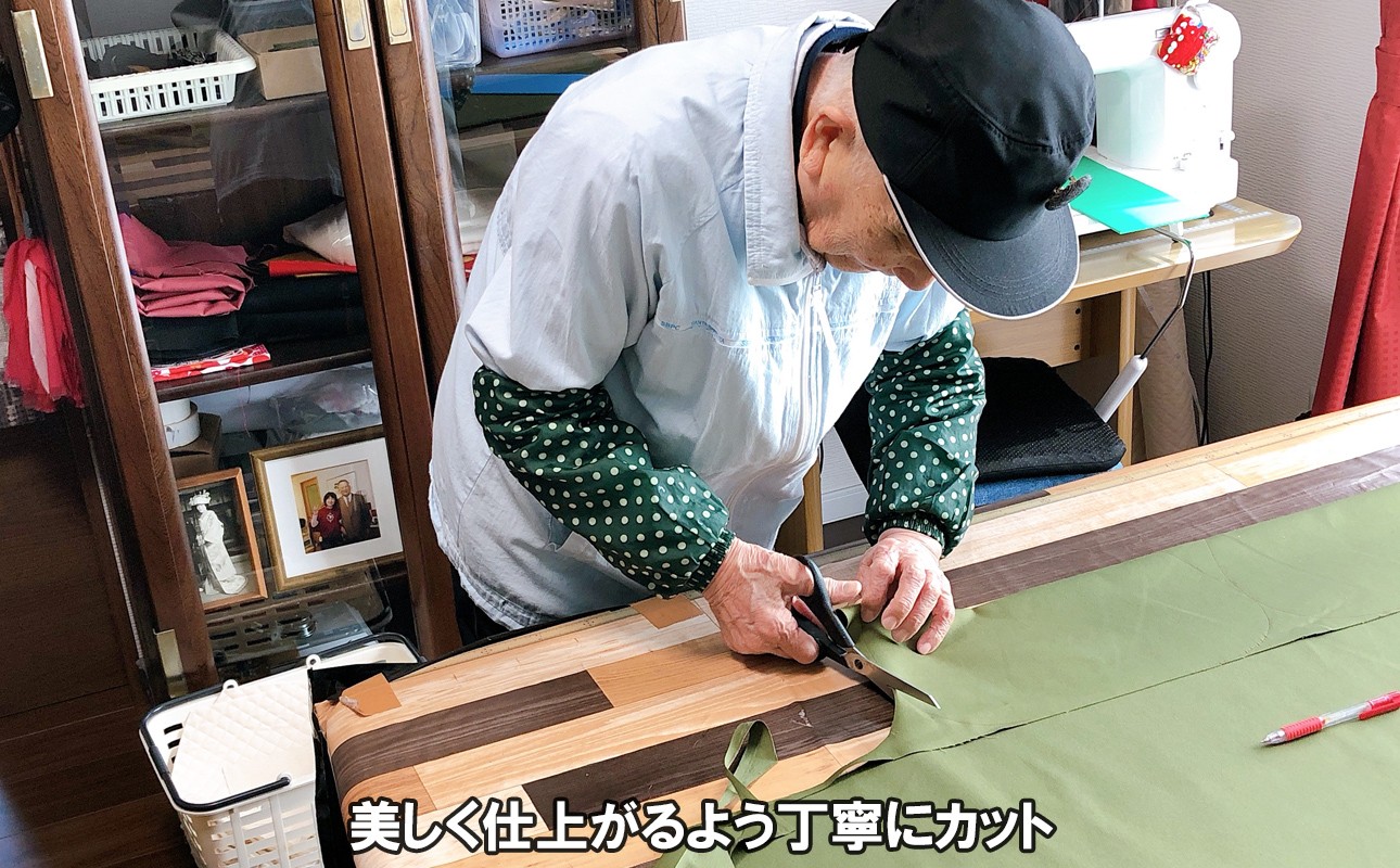 G3sewing創設者が丁寧に生地をカットする様子