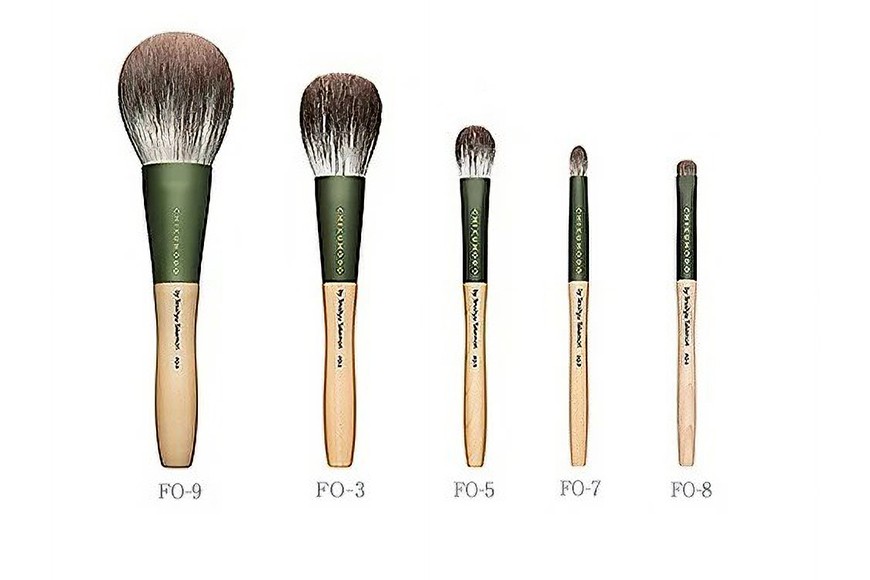 左から、パウダー、チーク、アイシャドー×２、シャドーライナー