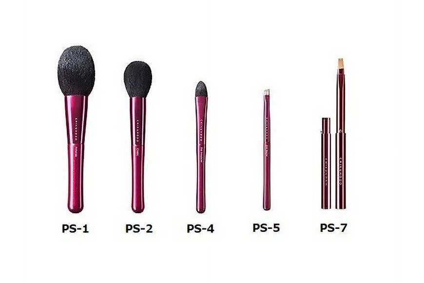 左から、パウダー、チーク、アイシャドー、アイブロー、リップ