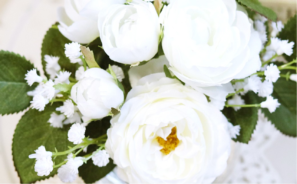 ホワイトローズとグリーン ガラス花瓶付きアレンジ