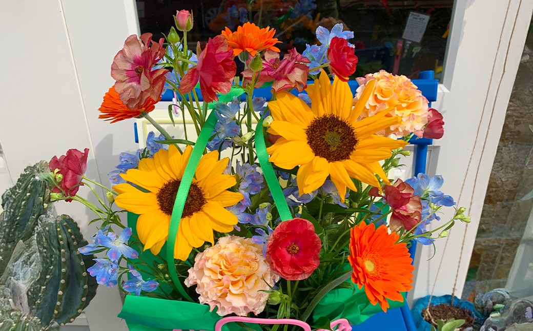 季節のお花のフラワーアレンジメント【Mサイズ】