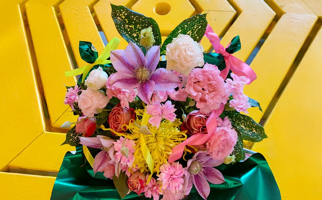 季節のお花のフラワーアレンジメント【Mサイズ】