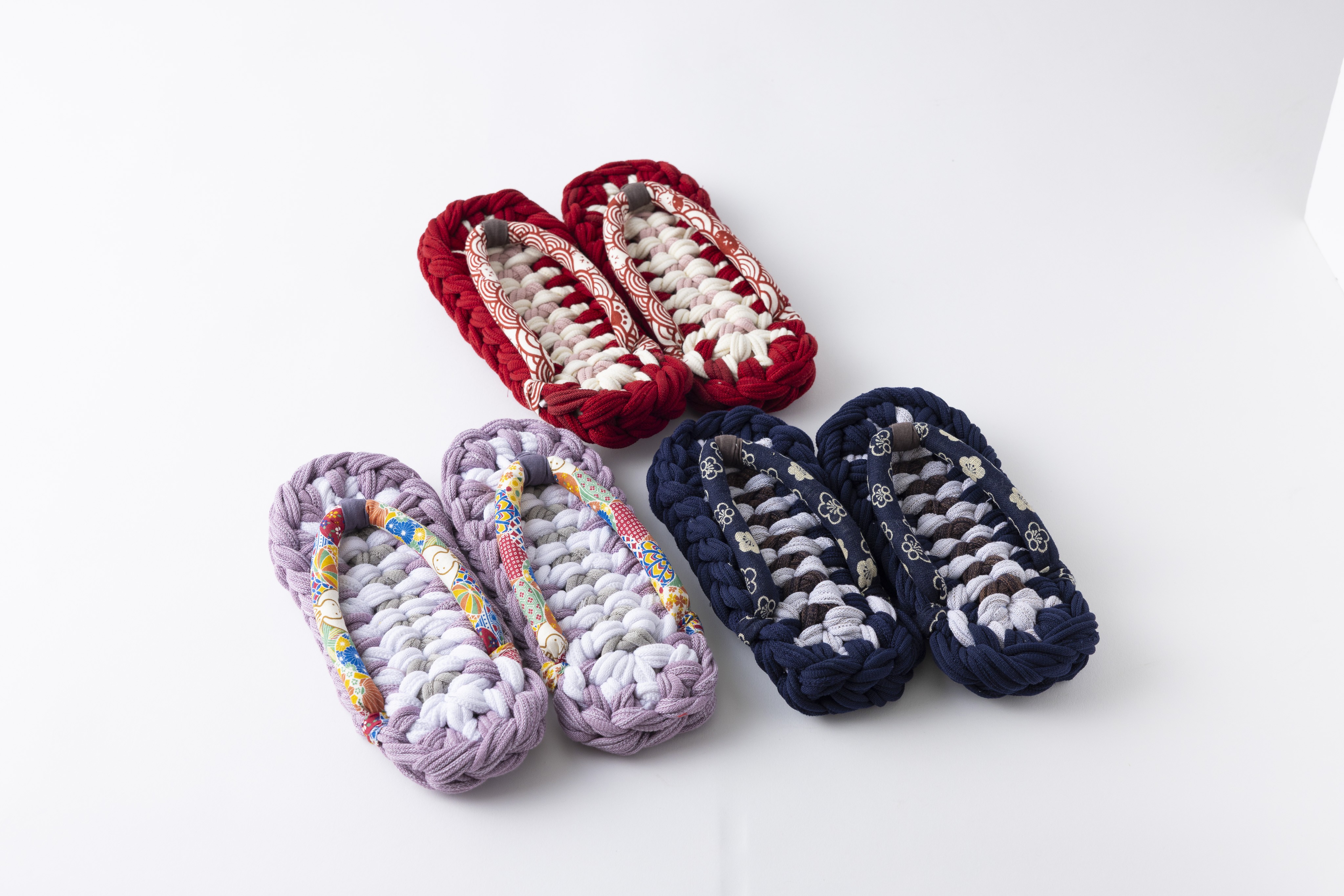 靴下の製造過程で出たハギレを使い、障害のある方たちが一枚一枚丁寧に編みました