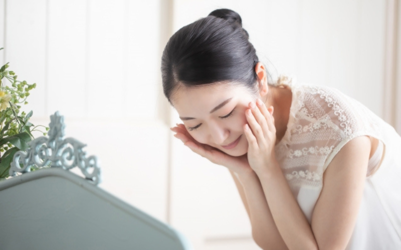 保湿力や浸透力にすぐれているので、少量でもお肌がしっとりと潤います。