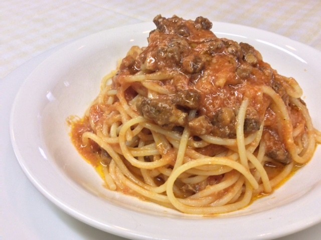 【アマトリチャーナ】
自家製ベーコンと玉ねぎをトマトで煮込みました。アマトリーチェ地方の代表的なソースです。