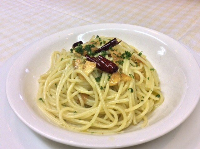 【アーリオ オーリオ エ ペペロンチーノ】
国産ガーリック・オリーヴオイル、唐辛子を使ったイタリアでは一般的なソースです。