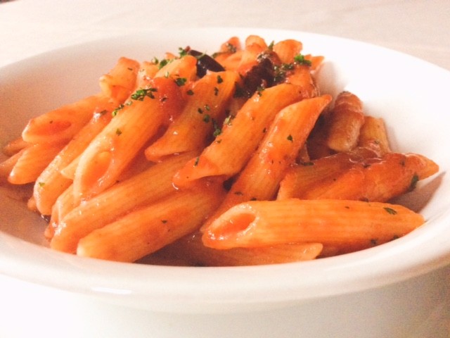 【アラビアータ】
ガーリックと唐辛子、そしてオリーヴオイルを使った、かなり辛い、シンプルながら奥の深いトマトソースです。