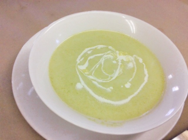 【グリンピースのスープ】
ホール状態から裏ごししてクリーミーに仕上げました。