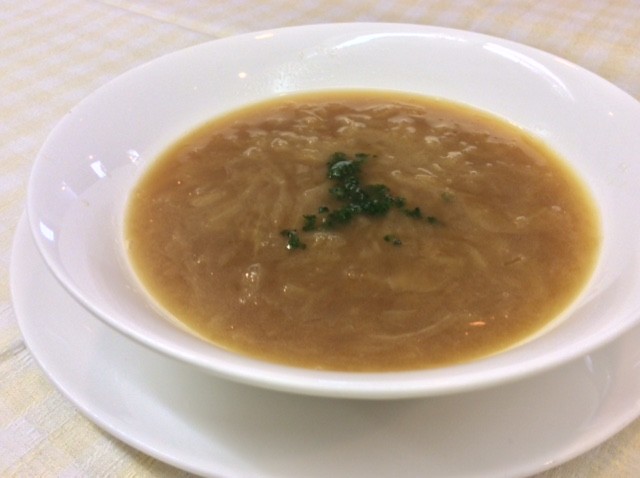 【オニオンスープ】
玉葱を飴色になるまでソテーしブイヨンでのばして作りました。バケットとチーズを加え焼けばオニオングラタンに！