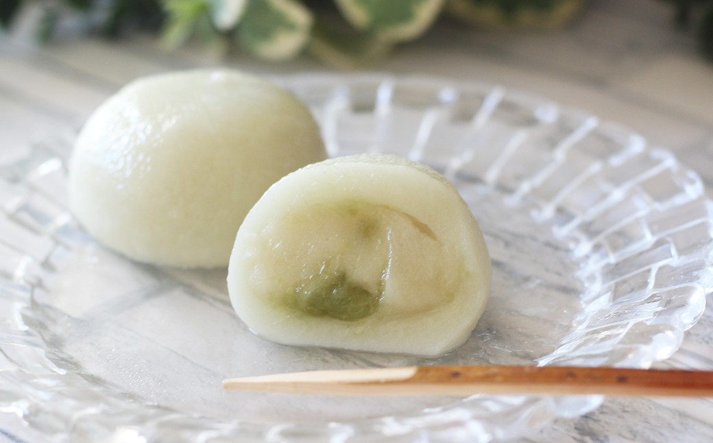 『千葉アクアメロン』の濃厚な甘みと香りを、もっと手軽に楽しんでいただきたい。そんな想いから生まれた、『フルーツ大福』です。