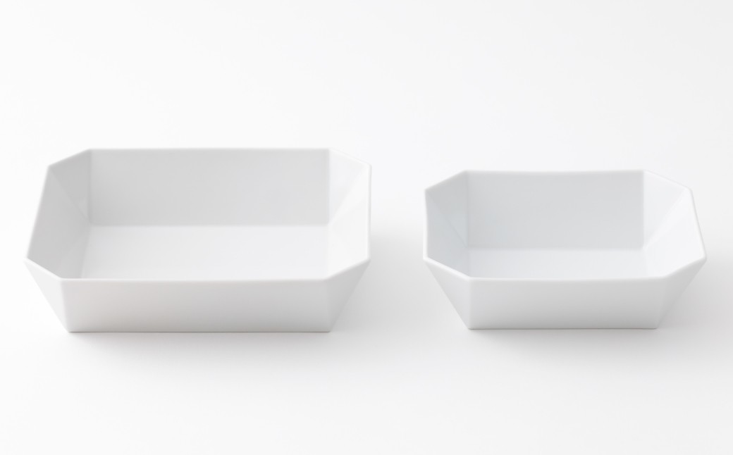 150サイズにはサラダなど、184サイズには煮物など汁気のあるメイン料理を盛るのにちょうどよい大きさの2客セットです。