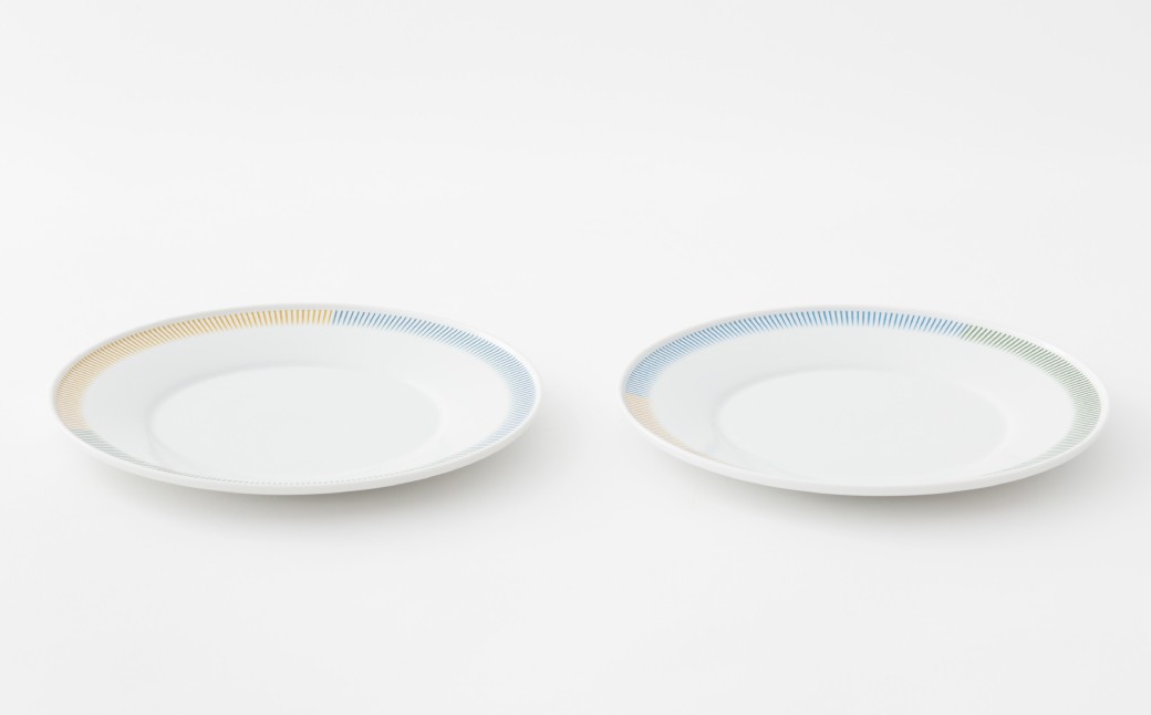 縁のリムが少しせり上がった形状をしているため、絵画の額縁のような役割を果たし、料理をより美しく際立たせます。