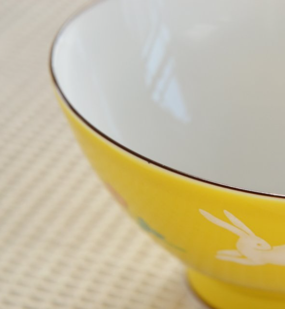 縁には茶色の線引きがあります