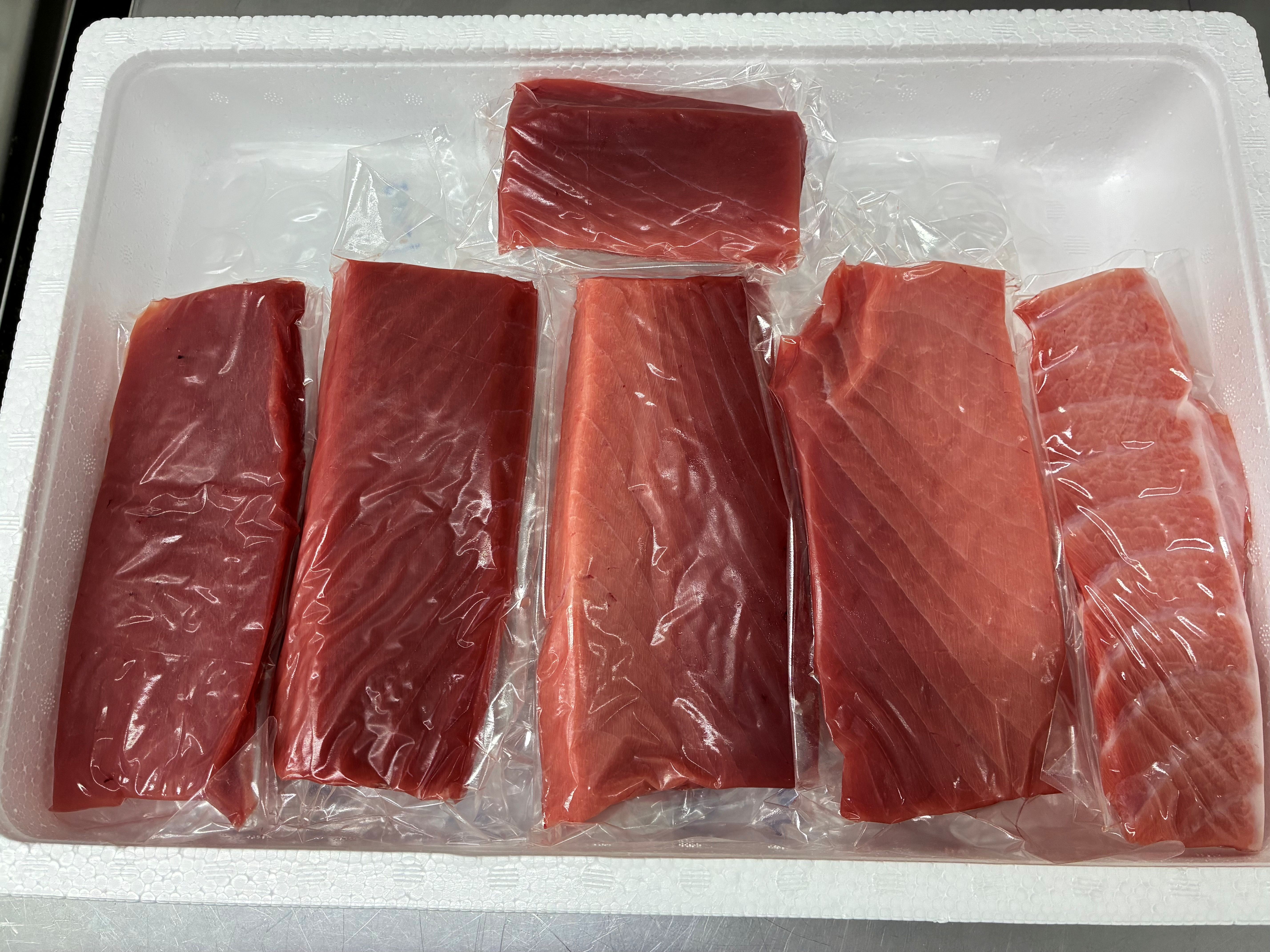 ご家庭ですぐに刺身にとれるよう、それぞれのパーツを柵形状で真空パックしております。