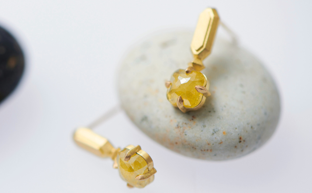 譲り受けたジュエリーなどを、お客様のライフスタイルに合わせたデザインをご提案し、お仕立てする事が出来ます。