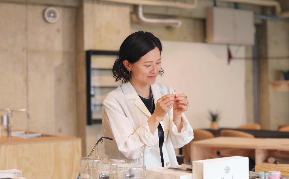 作業場を併設したサロンで、直接職人と相談しながらお客様やジュエリーに最適な方法をご提案させて頂きます。