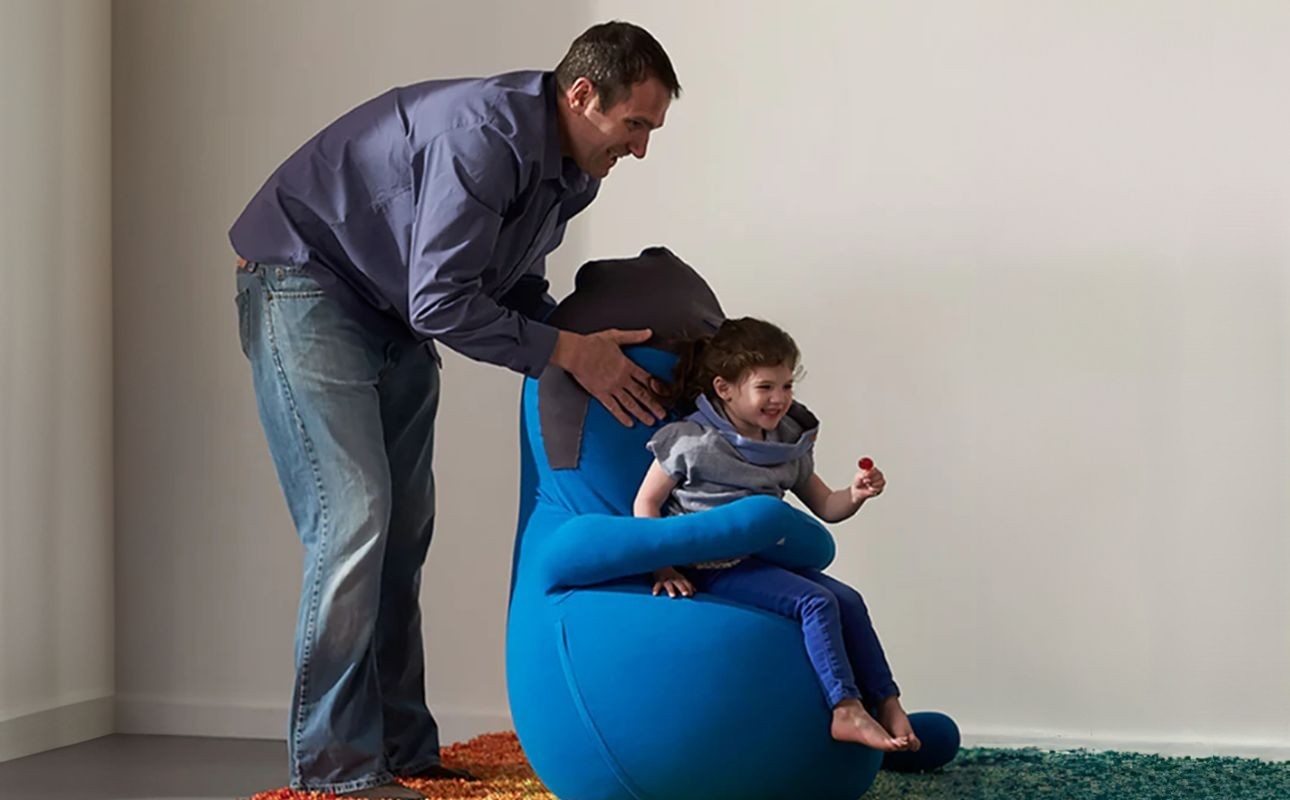 親子の笑顔が弾む。四日市ふるさと納税のHugiboと遊ぼう