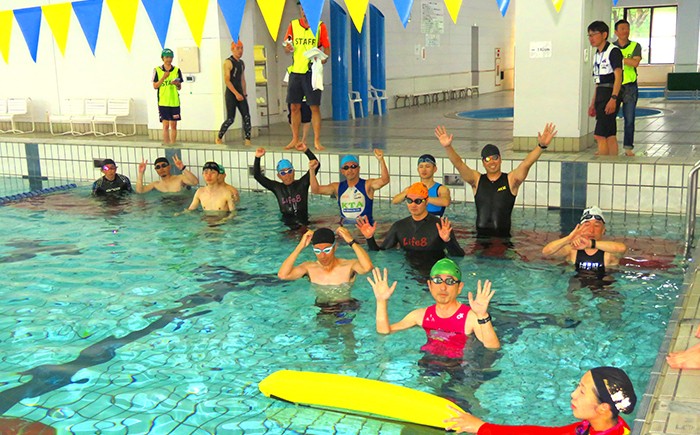 スイムは温水プールで