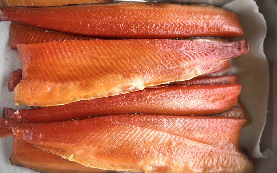 華やかで繊細な味わい 国産 スモークサーモン 青森県産 サーモンの冷燻製