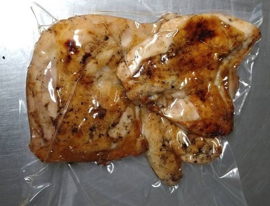 1人前の半身は食べやすいよう3つの部位(足、胸、手羽)にわかれております