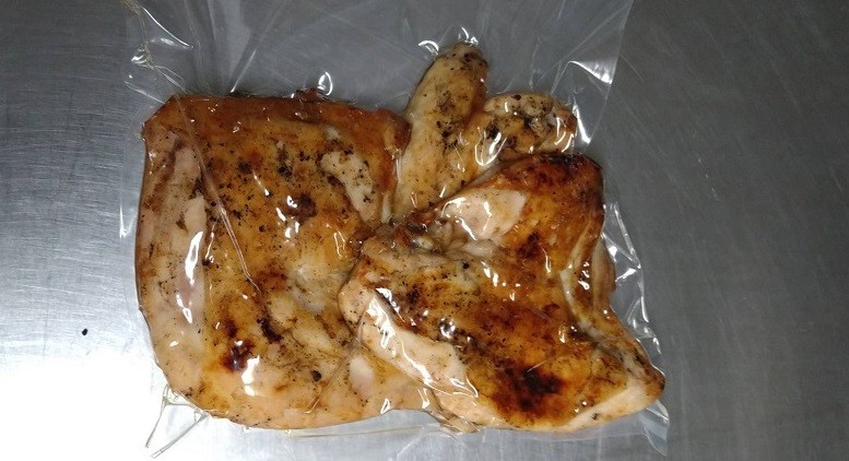 1人前の半身は食べやすいよう3つの部位(足、胸、手羽)にわかれております