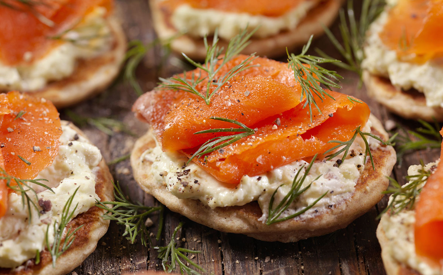 華やかで繊細な味わい 国産 スモークサーモン 青森県産 サーモンの冷燻製