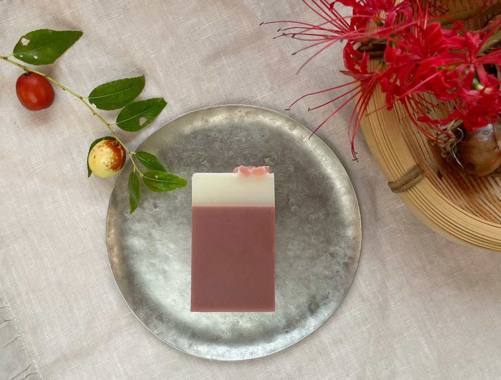 蒜山で採取されたヤマブドウ果汁と樹液を使用した石けんは、酸味と甘みのあるフルーティーな香り。