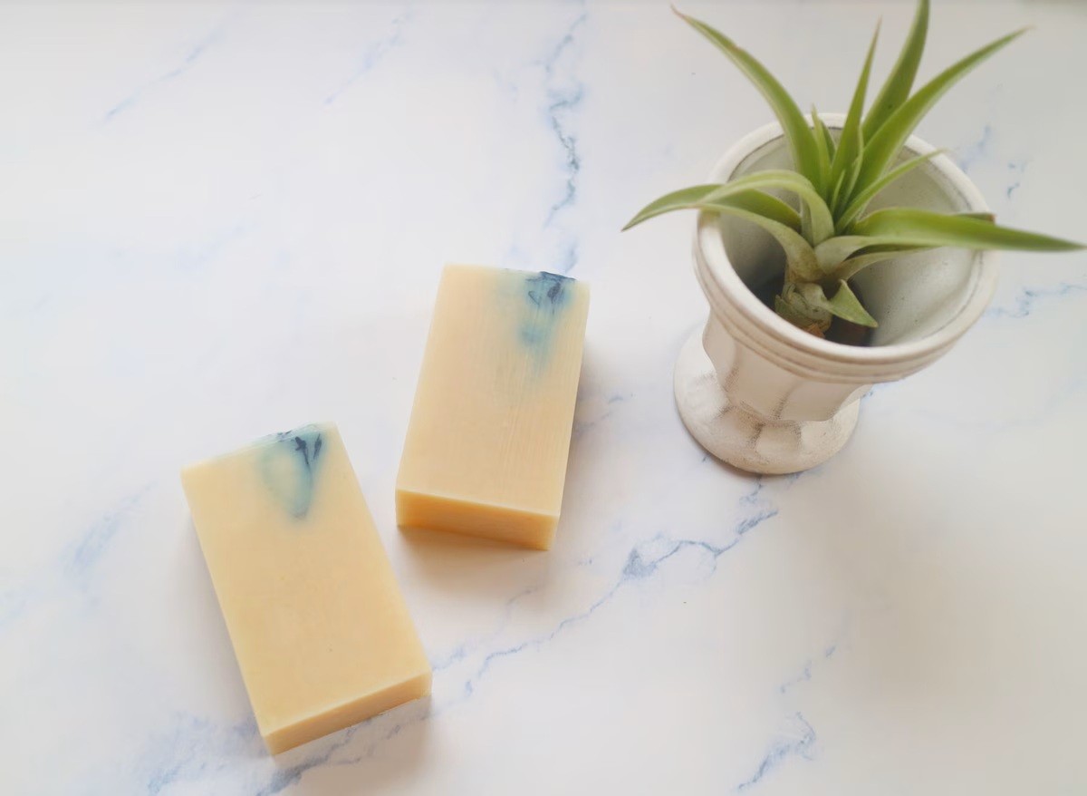 せっけんの色づけに使用している藍は、古くよりその抗菌性などから藍染めや肌荒れの民間薬にも使用されてきました。