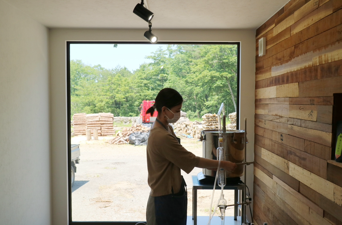 クロモジの精油、クロモジを湧き水で蒸留した芳香蒸留水、みずみずしい色のクロモジの葉のパウダーをふんだんに使った贅沢な石けんです。