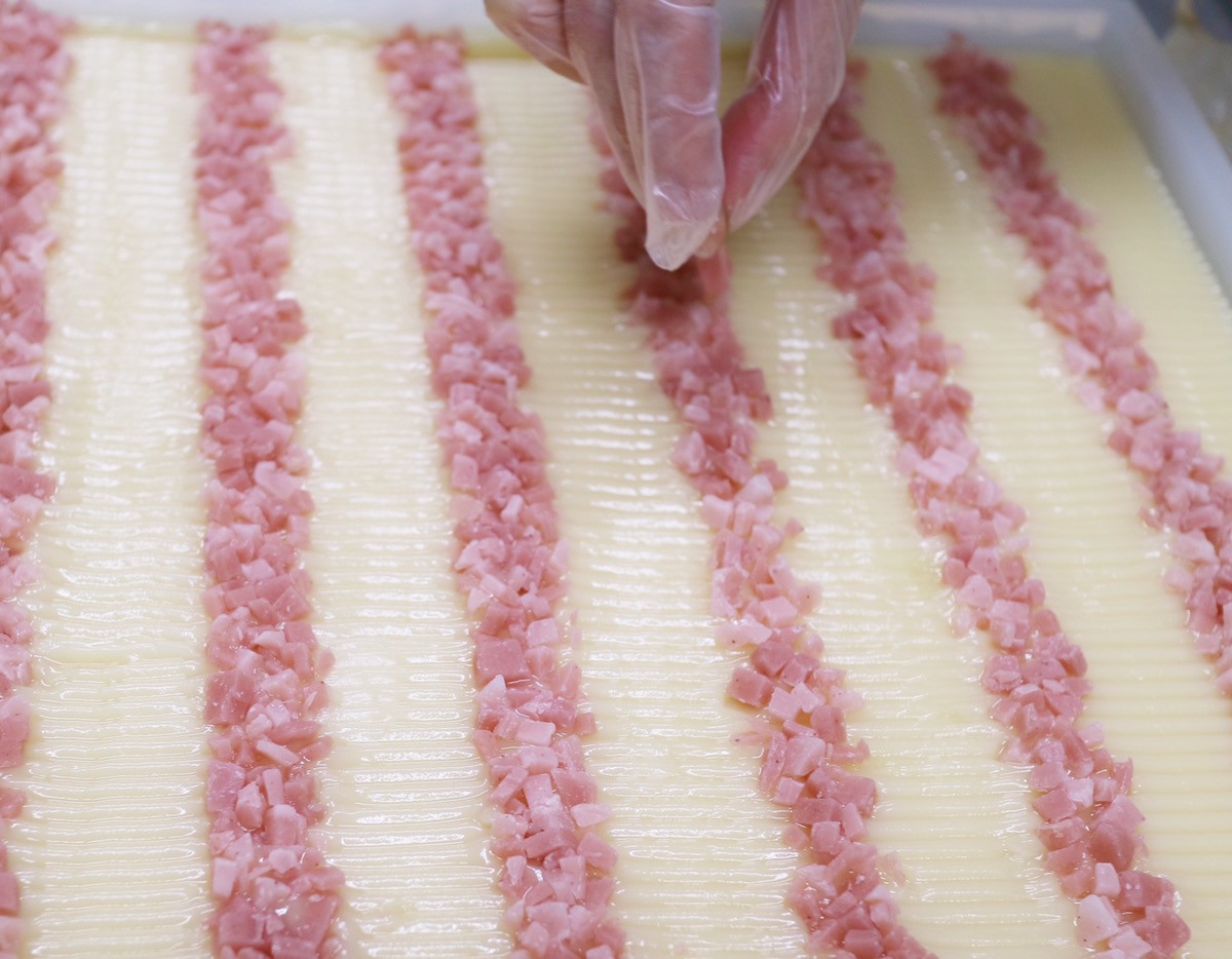 果汁を加えながらも足りない色の部分はローズクレイと麻炭（cosmic hemp）を加えて、深いヤマブドウ色を出しています。