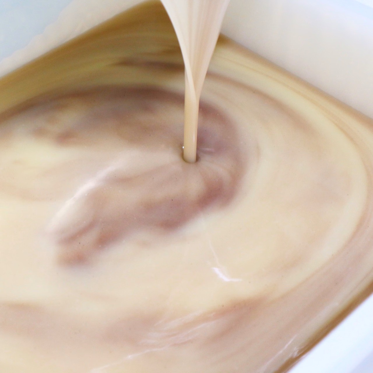 色づけは、クレイと麻炭の配合を工夫して、まるで大理石のような繊細なマーブル模様にしています。