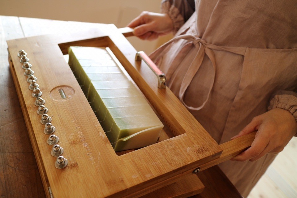 山の神様からのギフトのような石けん。
皆さんのお手元に届けられる日が楽しみでなりません。