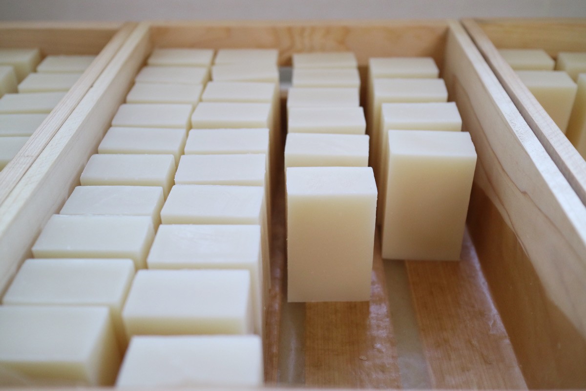 植物など天然の素材を用いて、ひとつひとつ手作業で丁寧に作っています。