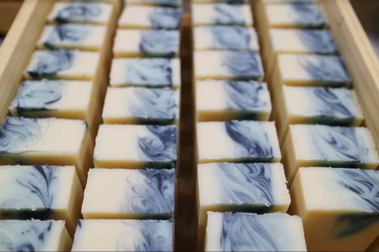 藍のJAPAN BLUEが目にも鮮やかな石けんに。
ため息が出るほど美しい、MATSURIKA SAVONの「酒かす 椿」