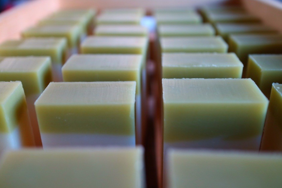 植物など天然の素材を用いて、色つけや模様つけも手作業で丁寧に行っています。